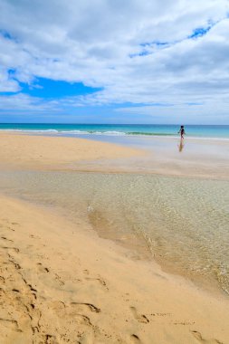 Jandia Yarımadası, Fuerteventura, Kanarya Adaları, İspanya üzerinde Morro Jable sahilde duran kadın