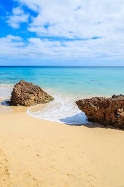 Kayaların üzerinde güzel Morro Jable plaj Jandia Yarımadası'nda, Fuerteventura, Kanarya Adaları, İspanya