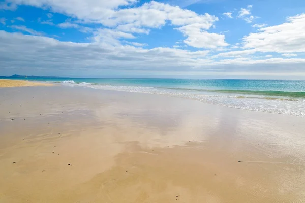 Arena Húmeda Reflejo Nubes Hermosa Playa Jandia Morro Jable Fuerteventura — Foto de Stock