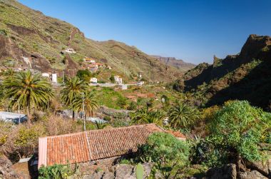 Kırsal manzara görünümü palmiye ağacı Vadisi dağlar köy evi, La Gomera Adası, İspanya