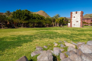 Torre del Conde fort Şehir Parkı yeşil çim tezgah, San Sebastian, La Gomera, Kanarya Adaları, İspanya