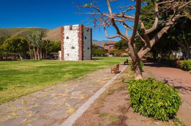 Torre del Conde fort Şehir Parkı yeşil çim tezgah, San Sebastian, La Gomera, Kanarya Adaları, İspanya