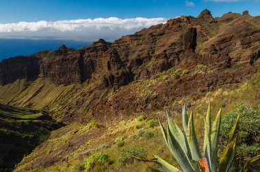 Bulutlar dağ Vadisi öğleden sonra ışık mavi gökyüzü, Alajero, La Gomera, Kanarya Adaları