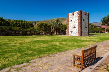 Torre del Conde fort Şehir Parkı yeşil çim tezgah, San Sebastian, La Gomera, Kanarya Adaları, İspanya