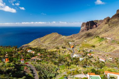 Sahil görünümü okyanus beyaz bulutlar mavi gökyüzü Tenerife Adası arka plan Alojera, La Gomera, Kanarya Adaları yakınlarında