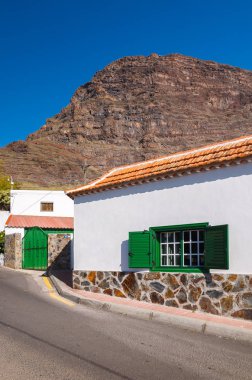 Beyaz Kanarya geleneksel ev yol dağ manzaralı, La Gomera Adası, İspanya