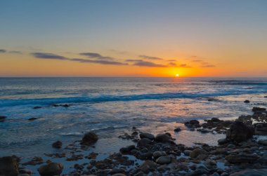 Günbatımı adada sahil La Gomera, İspanya