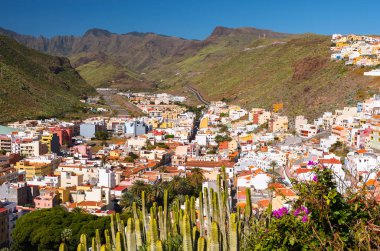 Görünüm dağ town beyaz çiçekler, Playa de Santiago, La Gomera, Kanarya Adaları evler