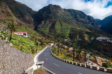 Road dağ Vadisi beyaz bulutlar Köyü, Valle Gran Rey, La Gomera, Kanarya Adaları