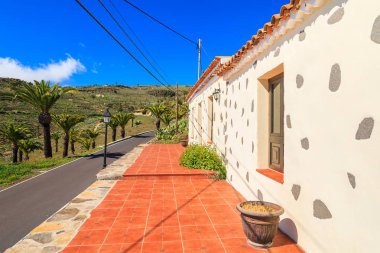 Yol ve tipik evleri Targa dağ köyü, La Gomera Adası, İspanya