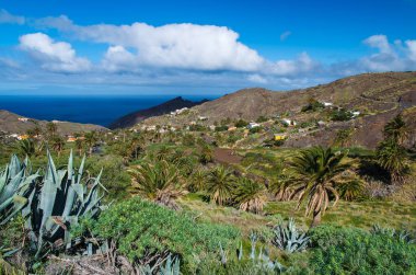 Sahil dağ Vadisi ocean view beyaz bulutlar güneşli bir gün, La Gomera, Kanarya Adaları