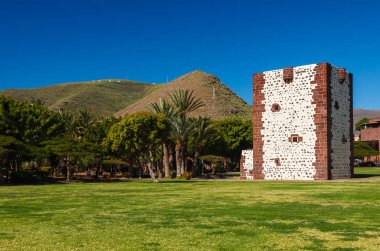 Torre del Conde fort Şehir Parkı yeşil çim tezgah, San Sebastian, La Gomera, Kanarya Adaları, İspanya