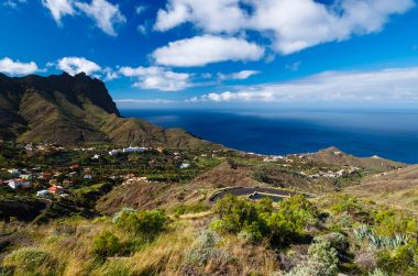 Kıyı görünümü Köyü palmiye ağaç dağ Vadisi beyaz bulutlar mavi gökyüzü, Alojera, La Gomera, Kanarya Adaları