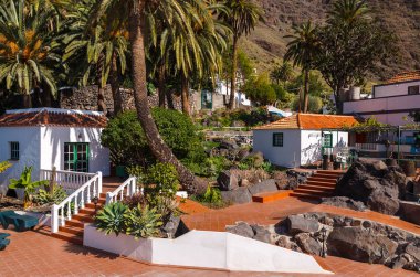 La Gomera Adası, İspanya Kanarya stil palmiye ağaçlarında beyaz geleneksel evler
