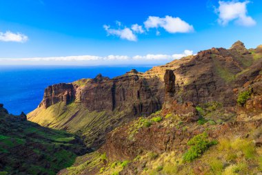 Palmiye ağacı kırsal manzara dağ Vadisi Alojera, La Gomera, Kanarya Adaları yakınındaki portakal ağacı köy evleri