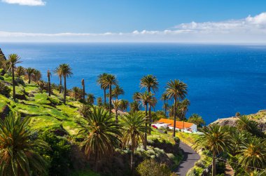 Görünüm dağ Vadisi okyanus mavi bulutlar gökyüzü, Alojera, La Gomera, Kanarya Adaları