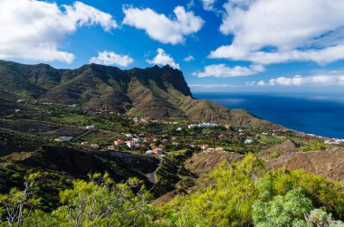 Kıyı görünümü Köyü palmiye ağaç dağ Vadisi beyaz bulutlar mavi gökyüzü, Alojera, La Gomera, Kanarya Adaları