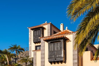 Lüks otel binası palmiye ağacı mavi gökyüzü güneşli gün, Valle Gran Rey, La Gomera Adası, İspanya