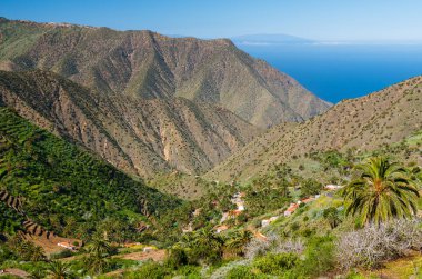 Görünüm dağ Vadisi palmiye ağacı mavi okyanus deniz, Agulo, La Gomera, Kanarya Adaları