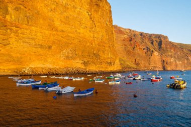 Valle Gran Rey Port, La Gomera Island - 29 Ocak 2013: balıkçı tekneleri La Gomera adada küçük limanda günbatımı zaman, İspanya.