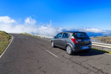 La Gomera Adası, İspanya - 13 Ocak 2017: adada La Gomera, İspanya okyanus kıyısında doğal dağ yolda araba araba.
