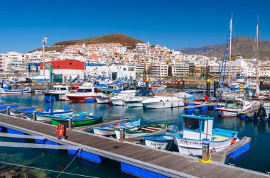 Tenerife, İspanya - 1 Şubat 2013: balıkçı tekneleri Los Cristianos Port üzerinde Güney Sahili Tenerife, Kanarya Adaları, İspanya.