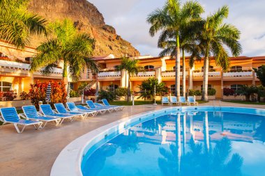 La Gomera Adası, İspanya - 27 Ocak 2013: La Gomera adada lüks bir otelin Yüzme Havuzu. Bu adadır Tenerife Adası feribot ile 45 dakika.