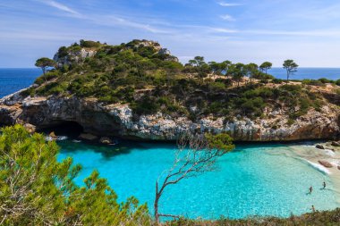 Güzel plaj defne masmavi deniz su, Cala des Moro, Mayorka Adası, İspanya