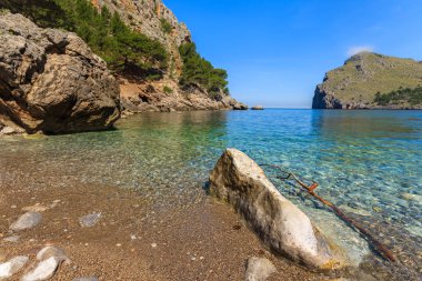 Güzel defne plaj turkuaz Karadeniz Dağları, Cala Sa Calobra, Majorca, İspanya