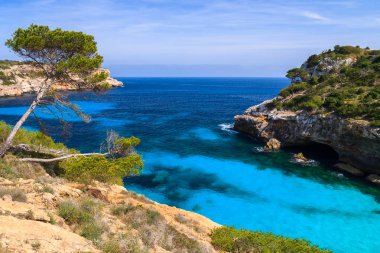Güzel plaj defne masmavi deniz su, Cala des Moro, Mayorka Adası, İspanya