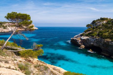Masmavi deniz suyu Cala des Moro Beach, Mayorka Adası, İspanya