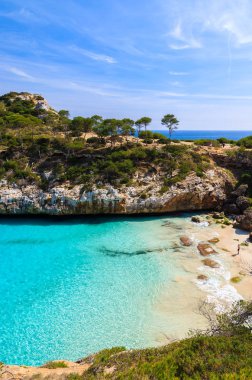 Masmavi deniz suyu Cala des Moro Beach, Mayorka Adası, İspanya