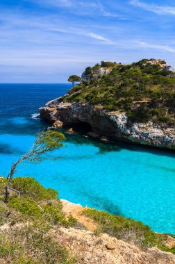Masmavi deniz suyu Cala des Moro Beach, Mayorka Adası, İspanya