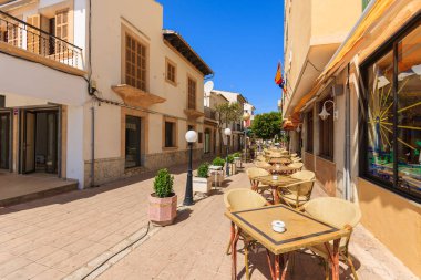 Tablolarda yerel restoran içinde eski şehir bağlantı noktası Pollenca Mayorka Adası, İspanya