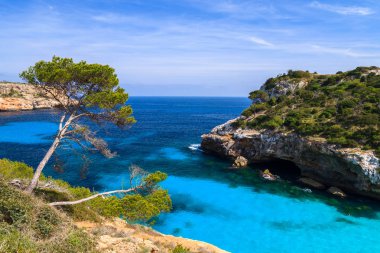 Güzel plaj defne masmavi deniz su, Cala des Moro, Mayorka Adası, İspanya
