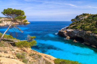 Güzel plaj defne masmavi deniz su, Cala des Moro, Mayorka Adası, İspanya