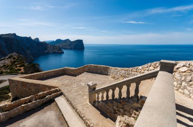 Mayorka Adası Cap Formentor deniz feneri sahilinden görünümü