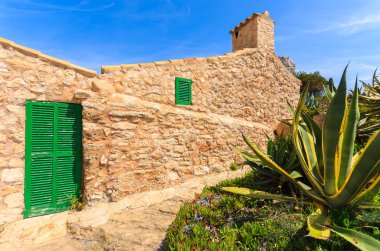 Cala S'Almunia bay, Mayorka Adası, İspanya taş evler