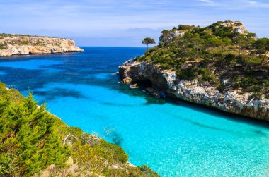 Masmavi deniz suyu Cala des Moro Beach, Mayorka Adası, İspanya
