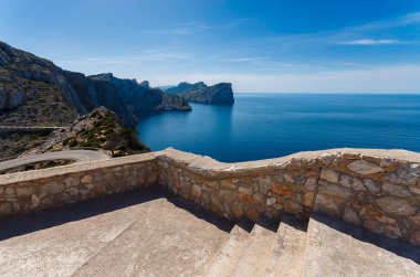Mayorka Adası Cap Formentor deniz feneri sahilinden görünümü