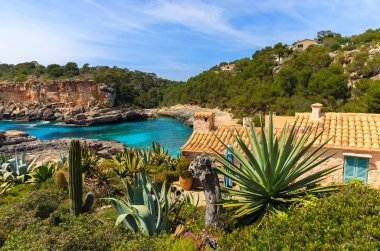 Görünüm Cala S'Almunia Bay adada sahil Mayorka, İspanya