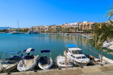 Görünüm teknelerin Alcudia Port, Mayorka Adası, İspanya