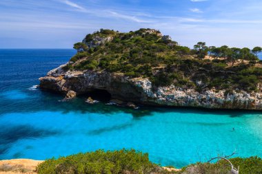 Güzel plaj defne masmavi deniz su, Cala des Moro, Mayorka Adası, İspanya