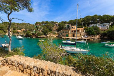 Güzel Bay yakınındaki küçük bir balıkçı köyü Cala Figuera Mayorka Adası, İspanya yat tekne demirlemiş