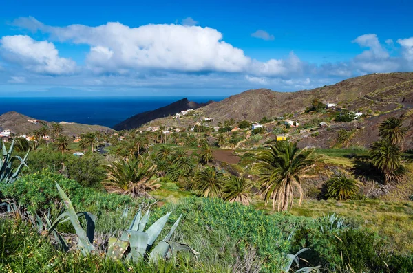 Vista Costeira Aldeia Palmeira Montanha Vale Branco Nuvens Céu Azul — Fotografia de Stock