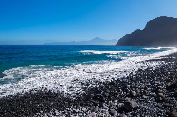 Strand Oceaan Stenen Berg Tenerife Teide Vulkaan Achtergrond Santa Catalina — Stockfoto