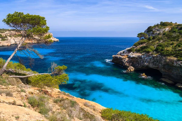 Gyönyörű Strand Öbölben Azúrkék Tenger Víz Cala Des Moro Mallorca — Stock Fotó