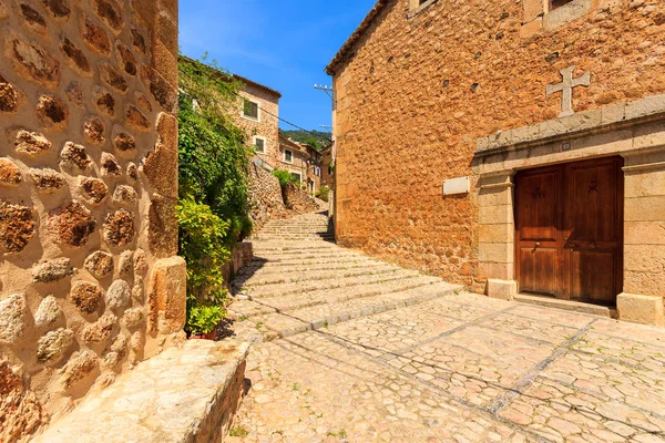 Úzká Ulice Fornalutx Vesnici Ostrově Mallorca Španělsko — Stock fotografie
