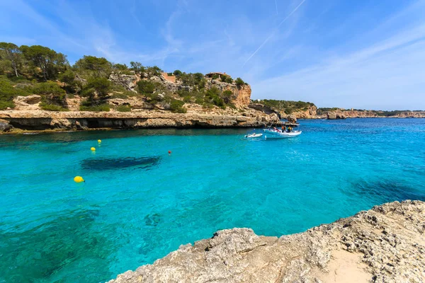 Koyunda tekne üzerinde masmavi berrak deniz suyu, Cala Llombards, Mayorka Adası, İspanya