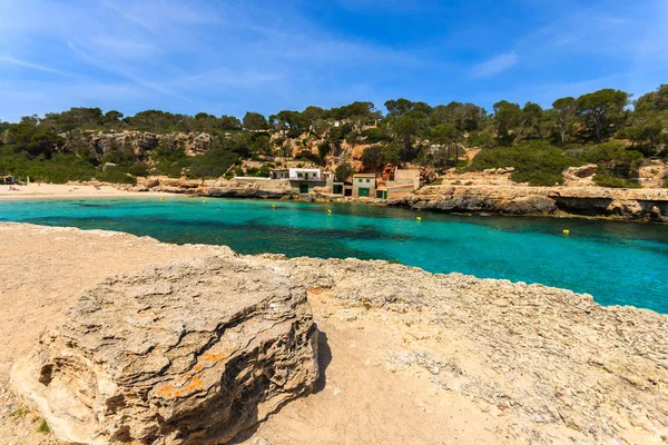 Sziklák Bay Beach Azúrkék Tenger Víz Cala Llombards Mallorca Szigetén — Stock Fotó